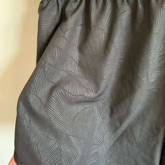 Black gap active shorts - Picture 3 of 5